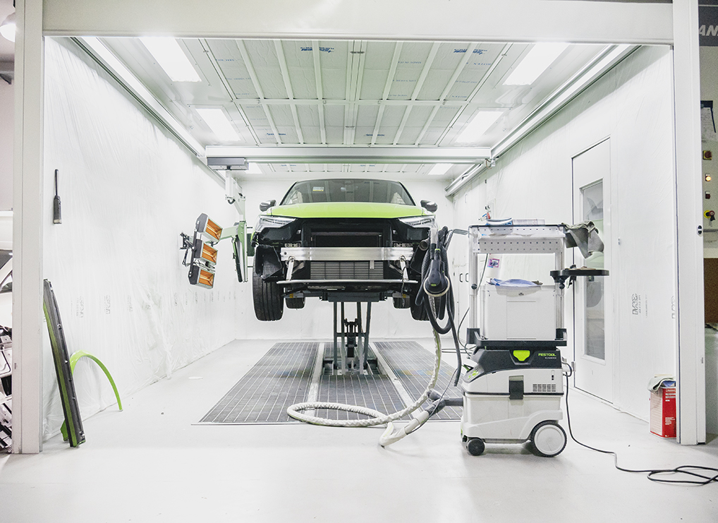 Il lavoratore in officina installa materiale insonorizzante all'interno  della scheda della porta dell'auto. Processo di isolamento acustico per auto  Foto stock - Alamy